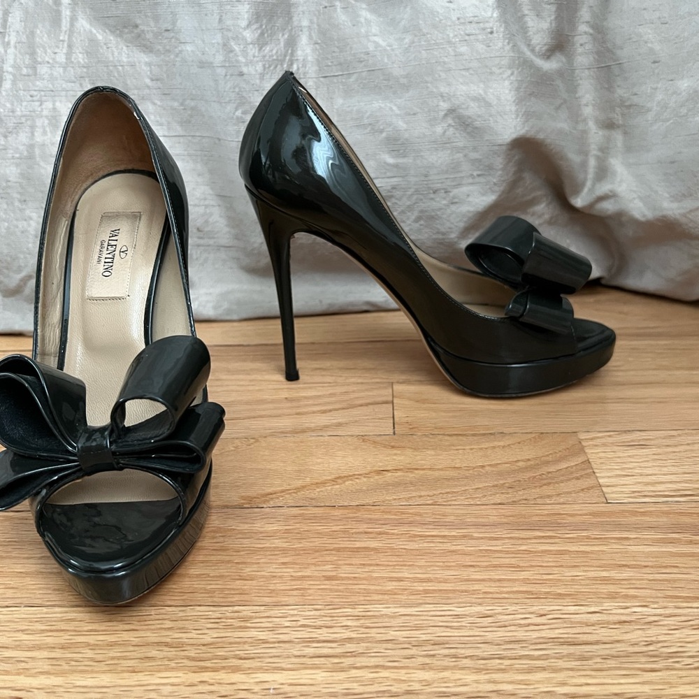 Valentino dark gray patent leather platform heels shoes ribbon bow 36 6 open toe